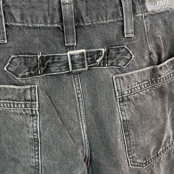 We the free  Major Leagues Mid-Rise Cuffed Jeans Black Wash size 28” - Picture 4 of 13